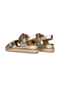Metalen gouden sandalen met een dikke zool, verstelbare band met een gesp en een open teen ontwerp. Gladde textuur en casual stijl.