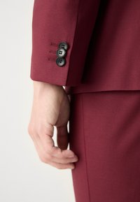 HUGO ARTI HESTEN SET - Prsluk za odijelo - dark pink