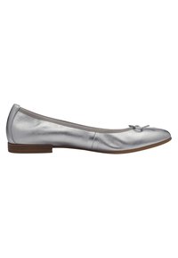 Ballet flat metallica argento con punta rotonda, dettaglio a fiocco sul davanti, texture liscia e suola bassa in gomma marrone.