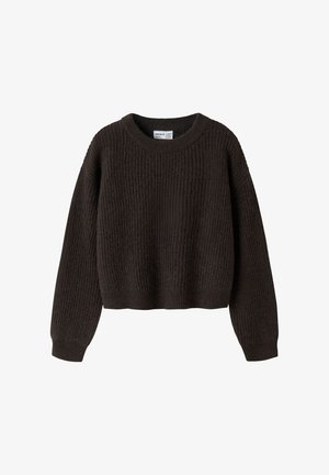 Pull en maille marron foncé avec manches longues et col rond, présentant une texture côtelée et une coupe légèrement courte.