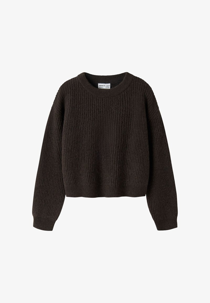 Pull en maille marron foncé avec manches longues et col rond, présentant une texture côtelée et une coupe légèrement courte.