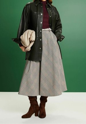 Oliven grøn læder skjorte, burgunder ribbet top, plaid A-line nederdel og brune ruskinds knæ-høje støvler. Inkluderer en beige samlet clutch.