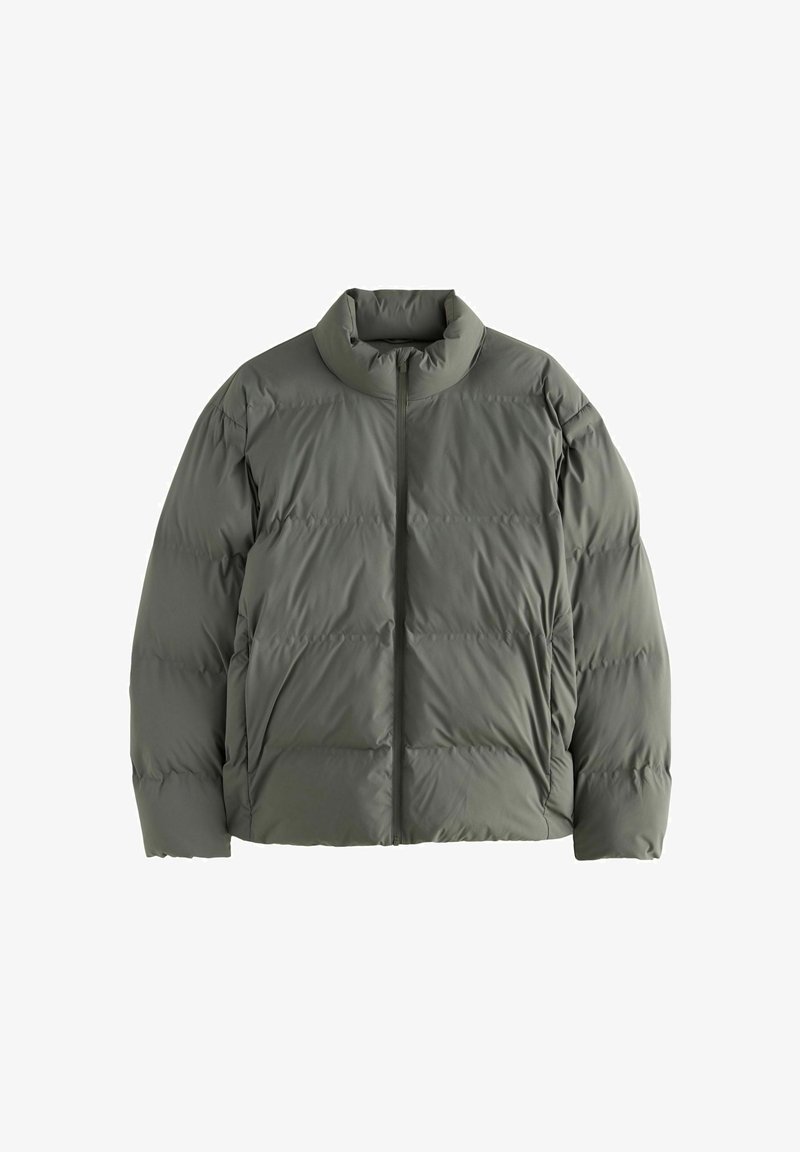 Doudoune en vert olive, avec un col montant, un design matelassé et une fermeture éclair à l'avant. Le matériau semble lisse et légèrement réfléchissant.