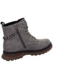 Botines de ante gris hasta el tobillo con cordones en la parte delantera, cremallera lateral y acentos de cadena. Suela duradera con textura para un buen agarre y soporte.