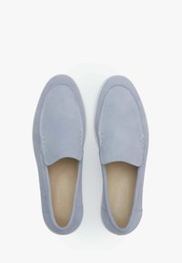 Jasnoniebieskie buty wsuwane wykonane z miękkiego zamszu, z gładkim, zaokrąglonym noskiem, szytymi detalami i białą gumową podeszwą.