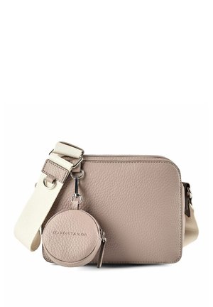 Bolso bandolera beige con textura, correa ancha ajustable y monedero redondo adjunto con el logo "TOM TAILOR" en relieve.