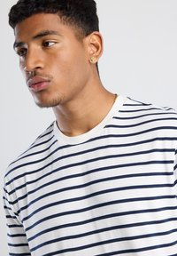 America Today ERIC - Basic T-shirt - white blue