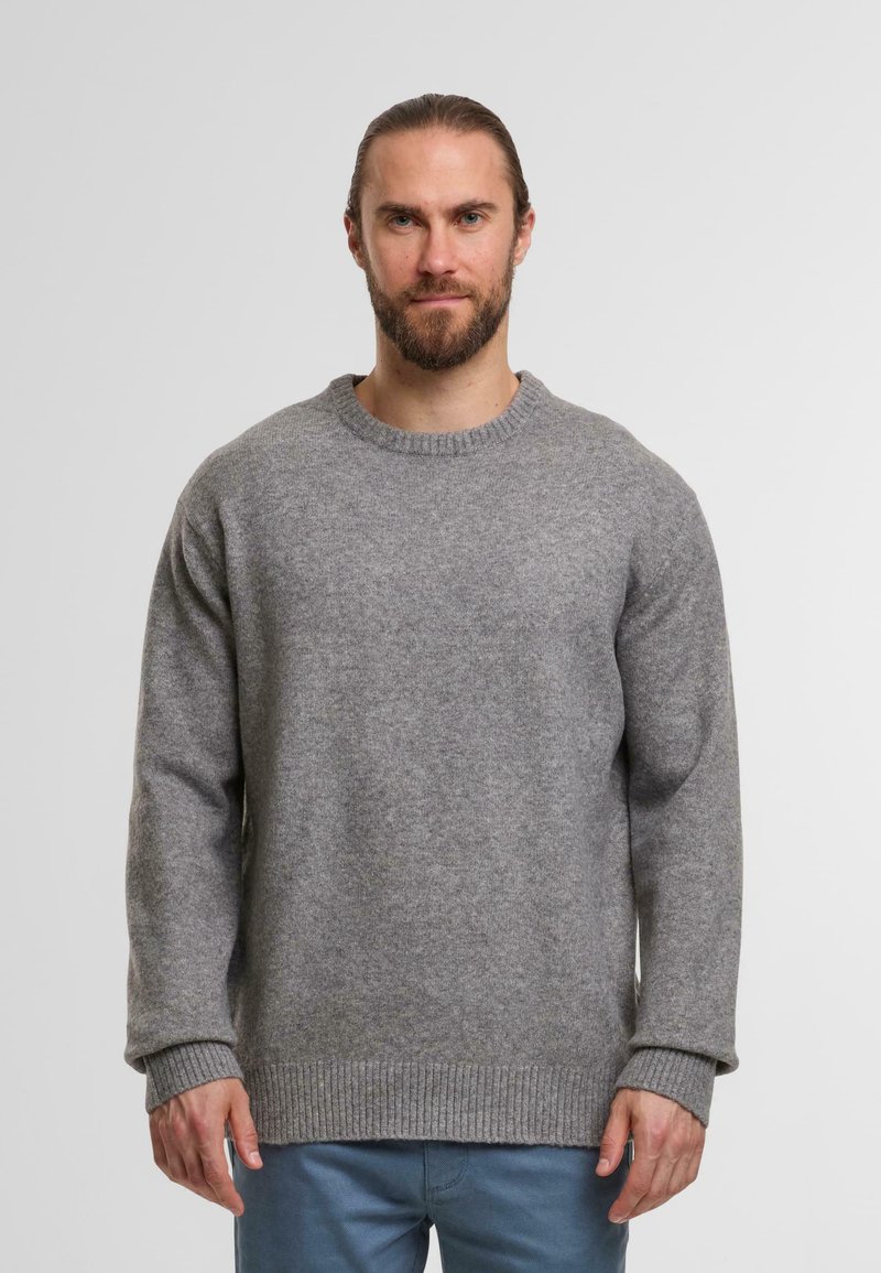 Pullover grigio a maglia con scollatura rotonda, caratterizzato da polsini e orlo a coste, realizzato in un materiale morbido simile alla lana.