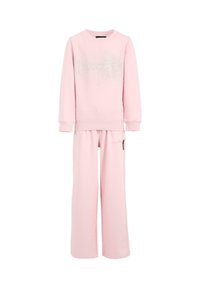 Roze sweater en bijpassende broek, gemaakt van zacht materiaal. Voorzien van geribbelde manchetten, een ronde halslijn en subtiele zilveren merkdetails.