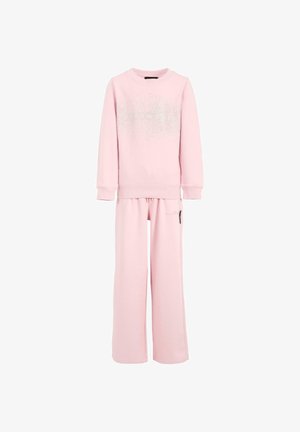 Różowy komplet z bluzy i pasujących spodni, wykonany z miękkiego materiału. Posiada ściągacze na mankietach, okrągły dekolt oraz subtelne srebrne logo.