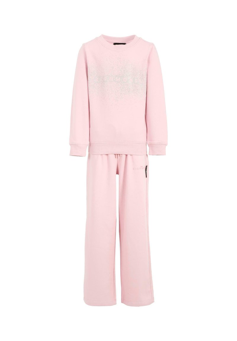 Roze sweater en bijpassende broek, gemaakt van zacht materiaal. Voorzien van geribbelde manchetten, een ronde halslijn en subtiele zilveren merkdetails.