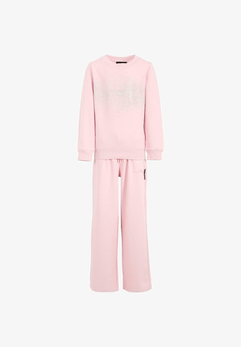 Roze sweater en bijpassende broek, gemaakt van zacht materiaal. Voorzien van geribbelde manchetten, een ronde halslijn en subtiele zilveren merkdetails.