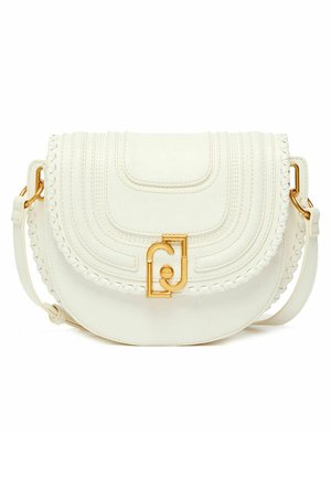 Witte leren crossbodytas met gebogen klep, decoratieve stiksels, gevlochten randen en sluiting en beslag in goudkleur.