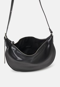Borsa a mano in pelle nera con una forma curva e arrotondata, dotata di chiusura con cerniera argento e un'unica tracolla regolabile. Interno semplice.