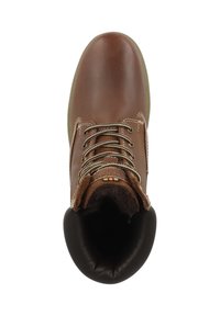 Stivale in pelle marrone con punta arrotondata, collo imbottito e linguetta lavorata. Include lacci beige e suola in gomma verde.