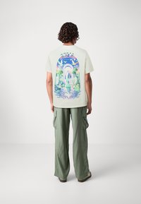 Jack & Jones JORLOOSIE TEE CREW NECK UNISEX - T-shirts med print - antique white