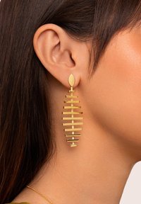 Orecchini in tono oro con un design allungato, caratterizzati da barre orizzontali e un chiodo a forma di foglia. Superficie liscia con finitura riflettente.