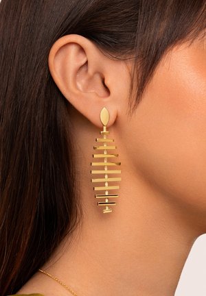 Goldfarbene Ohrringe mit einem elongated Design, die horizontale Stäbe und einen blattförmigen Stift aufweisen. Glatte Oberfläche mit reflektierendem Finish.