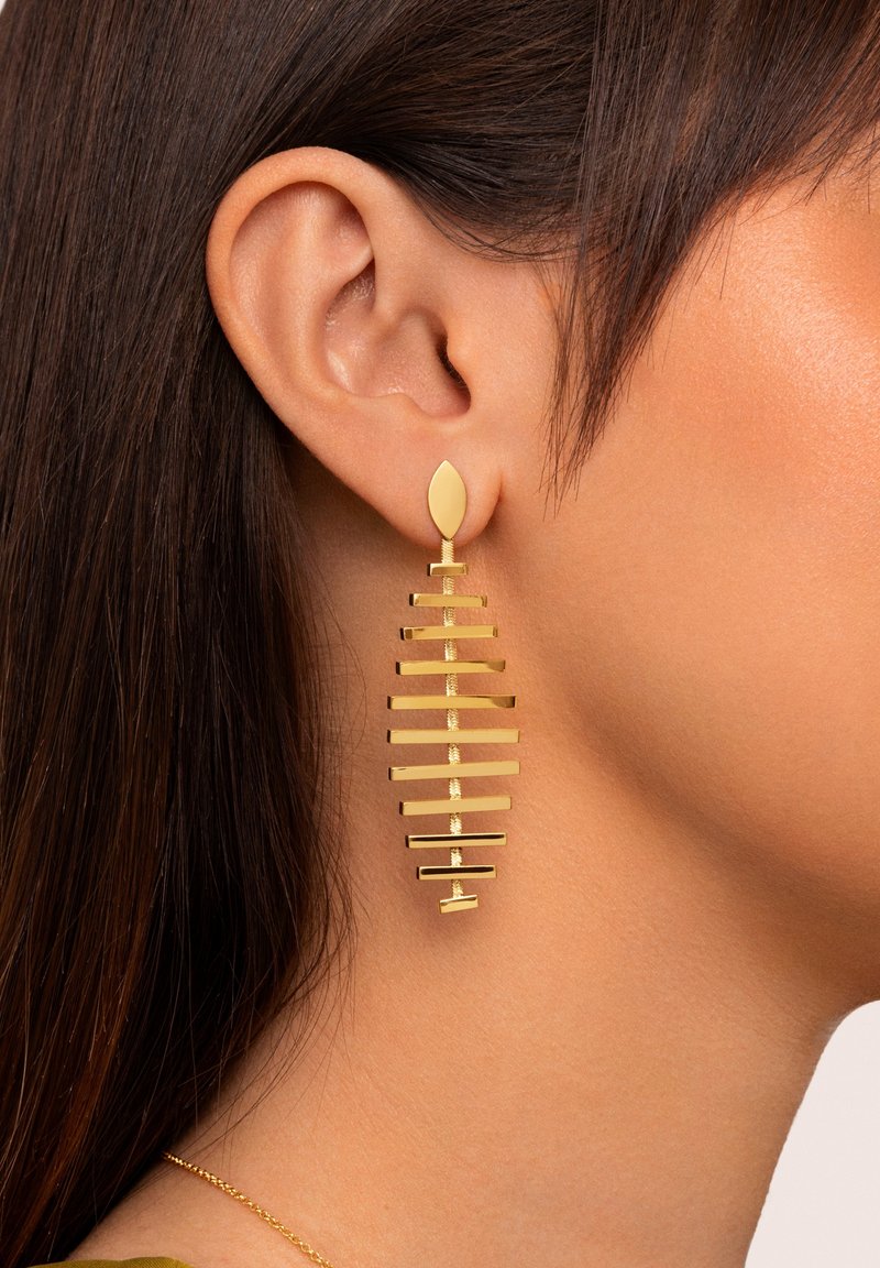 Orecchini in tono oro con un design allungato, caratterizzati da barre orizzontali e un chiodo a forma di foglia. Superficie liscia con finitura riflettente.