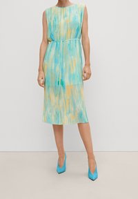 Leichtes, ärmelloses Midikleid in einem abstrakten Muster aus Blau, Grün und Gelb, tailliert mit einem passenden Gürtel.