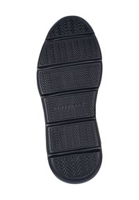 Semelle de chaussure en caoutchouc noir avec un motif de bande de roulement en zigzag, design segmenté et logo en relief. Texture lisse avec bords arrondis.