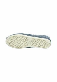 Scarpa slip-on in denim con tomaia blu texture e suola in gomma bianca con motivo zigzag. Leggere sfilacciature ai bordi.