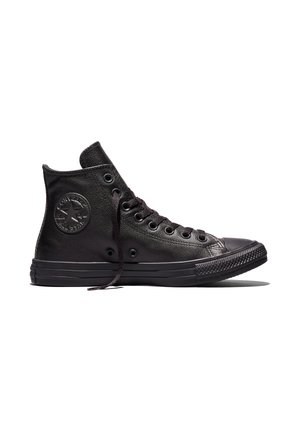 Zapatilla alta negra de cuero con cordones negros, suela de goma y logo circular en relieve en el tobillo, mostrado de perfil.