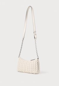 Borsa a spalla in pelle bianca trapuntata con tracolla a catena e chiusura con zip. Presenta una forma arrotondata e un design intrecciato testurizzato.