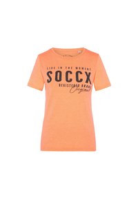 T-shirt arancione a maniche corte in tessuto texturizzato. Caratterizzato da una stampa nera audace con la scritta "VIVI NEL MOMENTO SOCCX." Collo rotondo e vestibilità comoda.