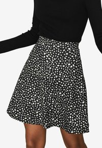 Unselected, black non print
