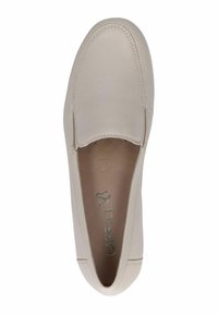Beige slip-on cipő sima bőr felsőrésszel, lekerekített orral és minimális varrási részletekkel. Jellemzi a sima belső bélés és a diszkrét márkázás.