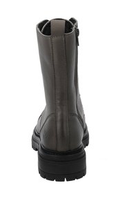 Stivaletto alla caviglia grigio scuro in pelle, con superficie texture, gambale alto e suola nera in gomma con motivo di battistrada visibile.