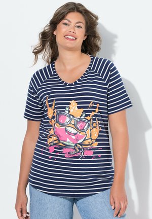 T-shirt à manches courtes rayé bleu marine et blanc avec un graphisme coloré d'un crabe portant des lunettes de soleil, à col en V et coupe décontractée.