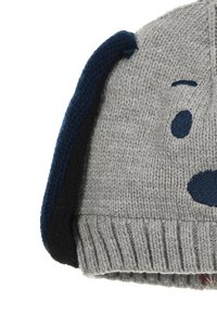 Cappello lavorato a maglia grigio con accenti blu e neri. Presenta paraorecchie, design a faccia di cane e bordo a coste. Materiale testurizzato e caldo per il comfort.