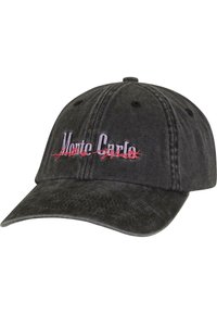 Căciulă din denim negru cu vizor curbat, având brodat pe față "Monte Carlo" în roz și roșu. Sunt vizibile șase găuri de ventilație.