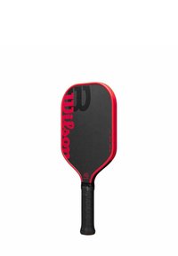 Racchetta da pickleball Wilson, con una faccia nera e bordi rossi e un manico con impugnatura testurizzata. Logo distintivo in rosso acceso.