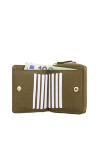 Olivgrüne Lederbrieftasche geöffnet, zeigt acht Kartenfächer und einen teilweise sichtbaren 100-Euro-Schein in der hinteren Tasche.