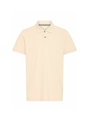 Beige színű, rövid ujjú polo póló, lapos gallérral, két gombos kivágással és texturált anyaggal; a mellrészen diszkrét márkalogó található.