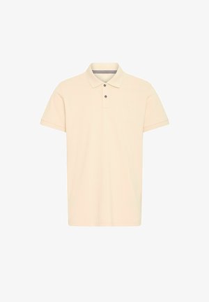 Beige színű, rövid ujjú polo póló, lapos gallérral, két gombos kivágással és texturált anyaggal; a mellrészen diszkrét márkalogó található.