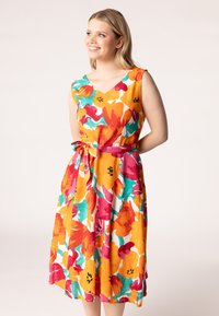 Blumenkleid mit V-Ausschnitt, das in lebhaften Orange-, Pink- und T�ürkistönen gehalten ist. Es beinhaltet einen passenden Gürtel und hat ein knielanges, fließendes Design.