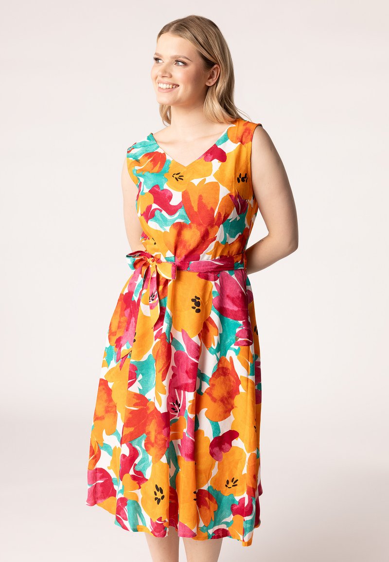 Blumenkleid mit V-Ausschnitt, das in lebhaften Orange-, Pink- und Türkistönen gehalten ist. Es beinhaltet einen passenden Gürtel und hat ein knielanges, fließendes Design.
