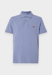 Modré bavlnené polo tričko s krátkymi rukávmi, dvojgombíkovou légou a malým hnedým vyšitým logom zvieraťa na ľavej strane hrudníka.