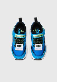 Blauwe sportchoenen met bovenwerk van mesh en synthetisch materiaal, zwarte accenten, groene details en een aanpassingssluitsysteem. Voorzien van een getextureerde zool en veters.