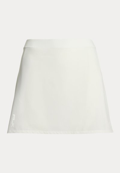 Λευκή φούστα μέχρι το γόνατο, κατασκευασμένη από ελαφρύ, λείο ύφασμα. Διαθέτει απλό σχέδιο με διακριτικό λογότυπο στο κάτω μέρος.