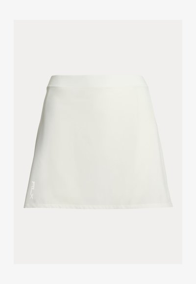 Λευκή φούστα μέχρι το γόνατο, κατασκευασμένη από ελαφρύ, λείο ύφασμα. Διαθέτει απλό σχέδιο με διακριτικό λογότυπο στο κάτω μέρος.