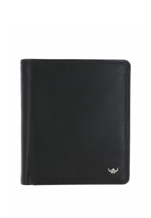 Portefeuille noir en cuir bifold avec texture lisse et petit emblème logo argenté dans le coin inférieur droit sur fond blanc.