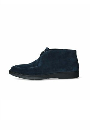 Stivaletto alla caviglia in camoscio blu navy con suola in gomma nera e cuciture minimali, mostrato in profilo su sfondo bianco.