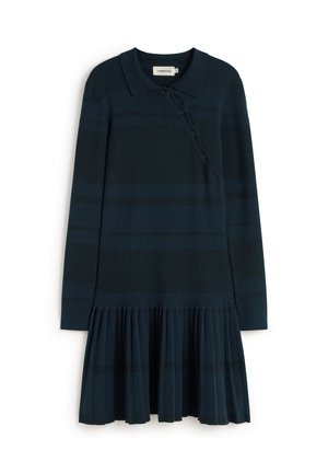 Vestido de manga larga en color azul petróleo oscuro con cuello tipo polo, que presenta una botonera y una falda plisada con un patrón de rayas horizontales.