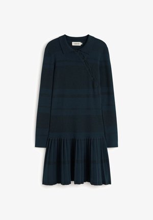 Vestido de manga larga en color azul petróleo oscuro con cuello tipo polo, que presenta una botonera y una falda plisada con un patrón de rayas horizontales.