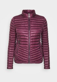 Burgundy puffjacka med hög krage, dragkedjestängning och horisontellt quiltad textur. Har sidofickor och en figursydd design.